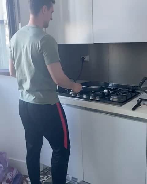 アルカディウシュ・ミリクのインスタグラム：「Dziękuje za nominacje @foodandball_restaurant  Udało się za pierwszym razem dlatego tyle radości 🤣🤣😂😂 A tak na poważnie ; Jestem tego samego zdania, że spoczywa na nas ogromny obowiązek społeczny —> BYCIE ODPOWIEDZIALNYM ZA SIEBIE I CIEBIE! #zostańwdomu  Do swojej #przewrotkanalesnikiemchallenge nominuje:  Marcina Gortata @mgortat13  Jerzego Dudka @jerzydudek_official  Jessicę Ziółek @jessica_ziolek  PAMIĘTAJCIE: #zostanwdomubadzodpowiedzialny #smakwspolnychemocji #przewrotkanalesnikiemchallenge  PAMIĘTAJ - OD KAŻDEGO Z NAS ZALEŻY JAK OGRANICZYMY ROZWÓJ WIRUSA  Do dzieła! Macie 24h na swoją PRZEWROTKĘ! CZAS START!」