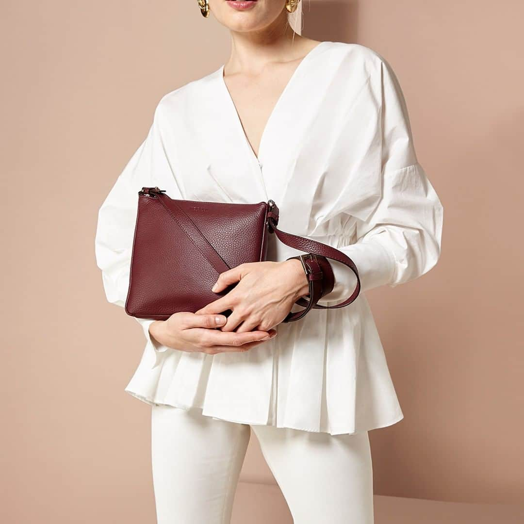 モダルーのインスタグラム：「Enjoy the Elsa crossbody in a luxe yet timeless burgundy hue for only £44.50. Use SALE20 for an additional 20% off at the checkout #ModaluMoments」