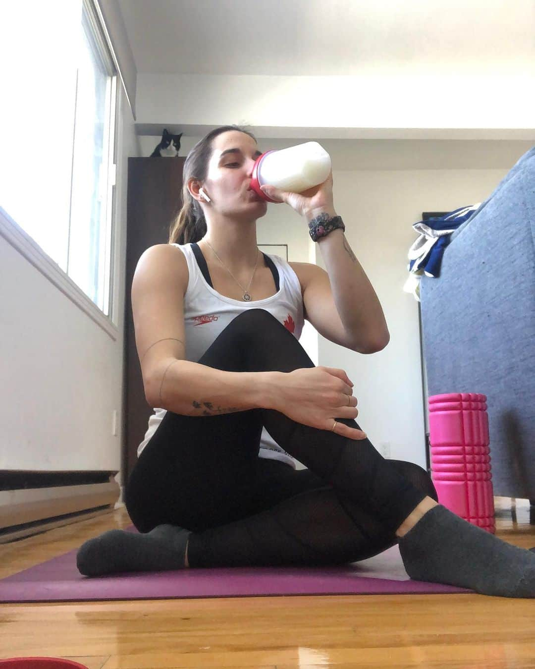 パメラ・ウェアのインスタグラム：「Staying safe and healthy with a little home workout and my @infinitcanada post-workout custom protein shake!😍😍 Of course with my workout buddy🐱🍪 • • #athlete #diving #homegym #homeworkout #staysafe #safe #stayhealthy #healthy #protein #protienshake #proteinpowder #infinitnutrition #olympicathlete #roadtotokyo」