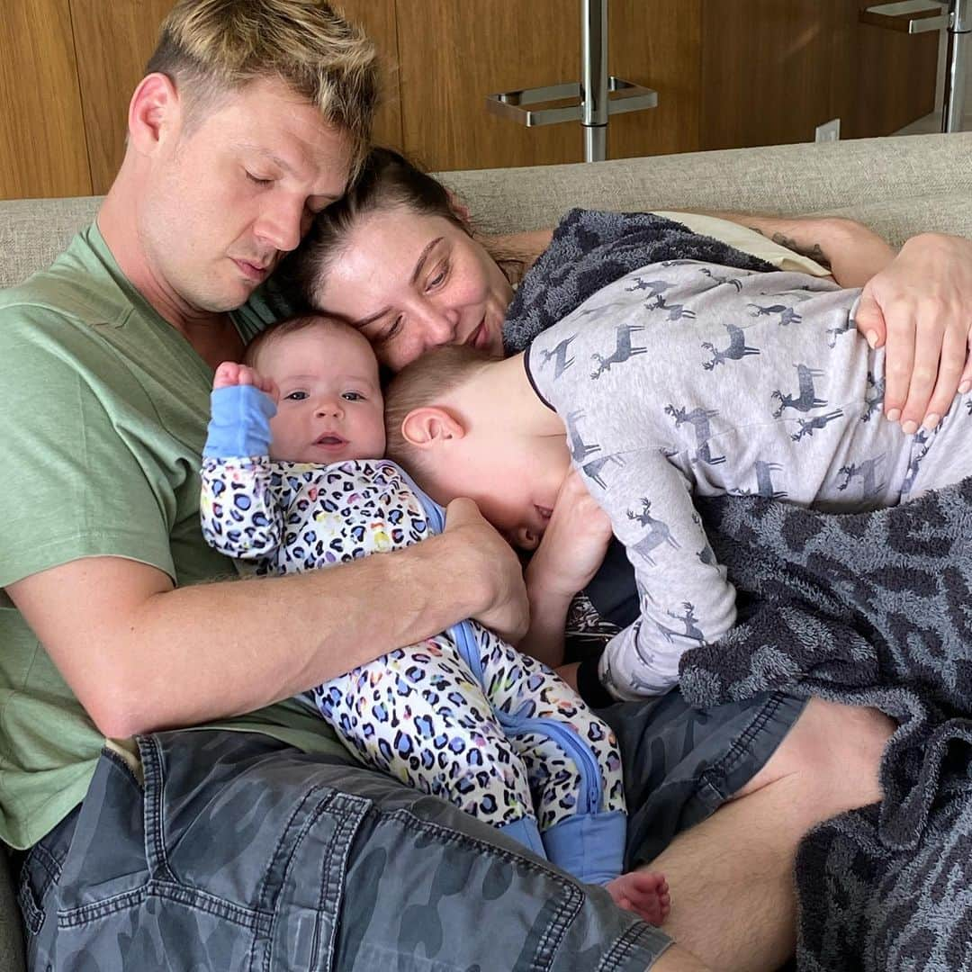 ニック・カーターさんのインスタグラム写真 - (ニック・カーターInstagram)「After almost 20 hours of traveling I’m exhausted but happy to be home so that I can take care of my family. Please hold all of your loved ones close during this uncertain time. #family #backhome #daddyshome」3月17日 3時24分 - nickcarter