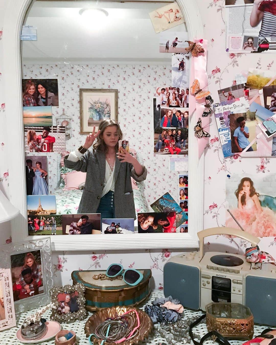 ジェイド・ペティージョンさんのインスタグラム写真 - (ジェイド・ペティージョンInstagram)「TWO DAYS until you get to see this 90’s bedroom in action. Stay at home and watch Little Fires Everywhere, March 18th only on Hulu #littlefireseverywhere」3月17日 4時10分 - jadepettyjohn_official