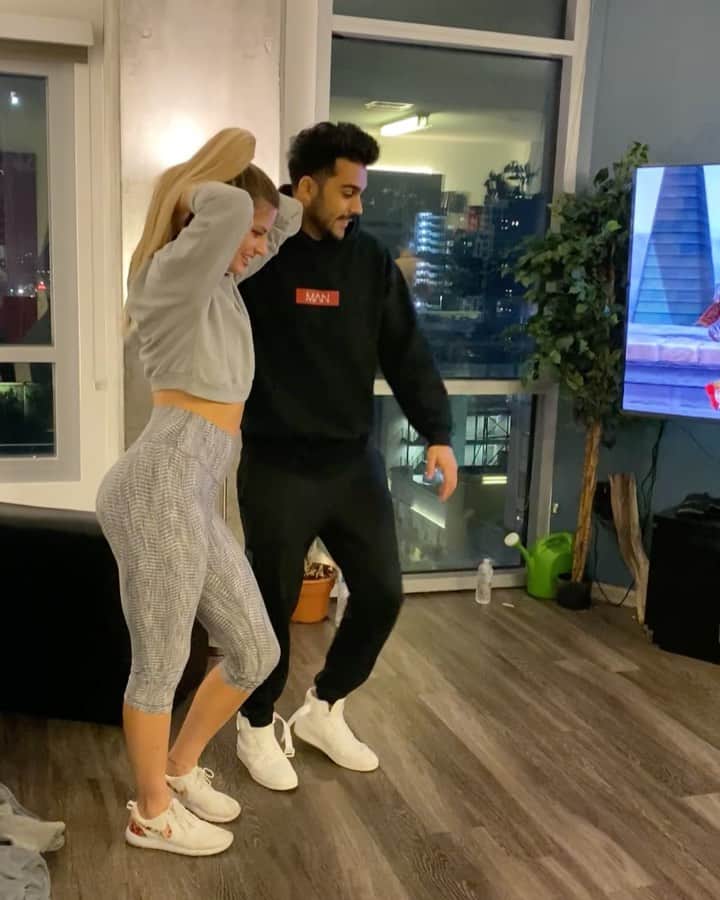 Hannah Stockingのインスタグラム：「Did we nail it? @adamw」