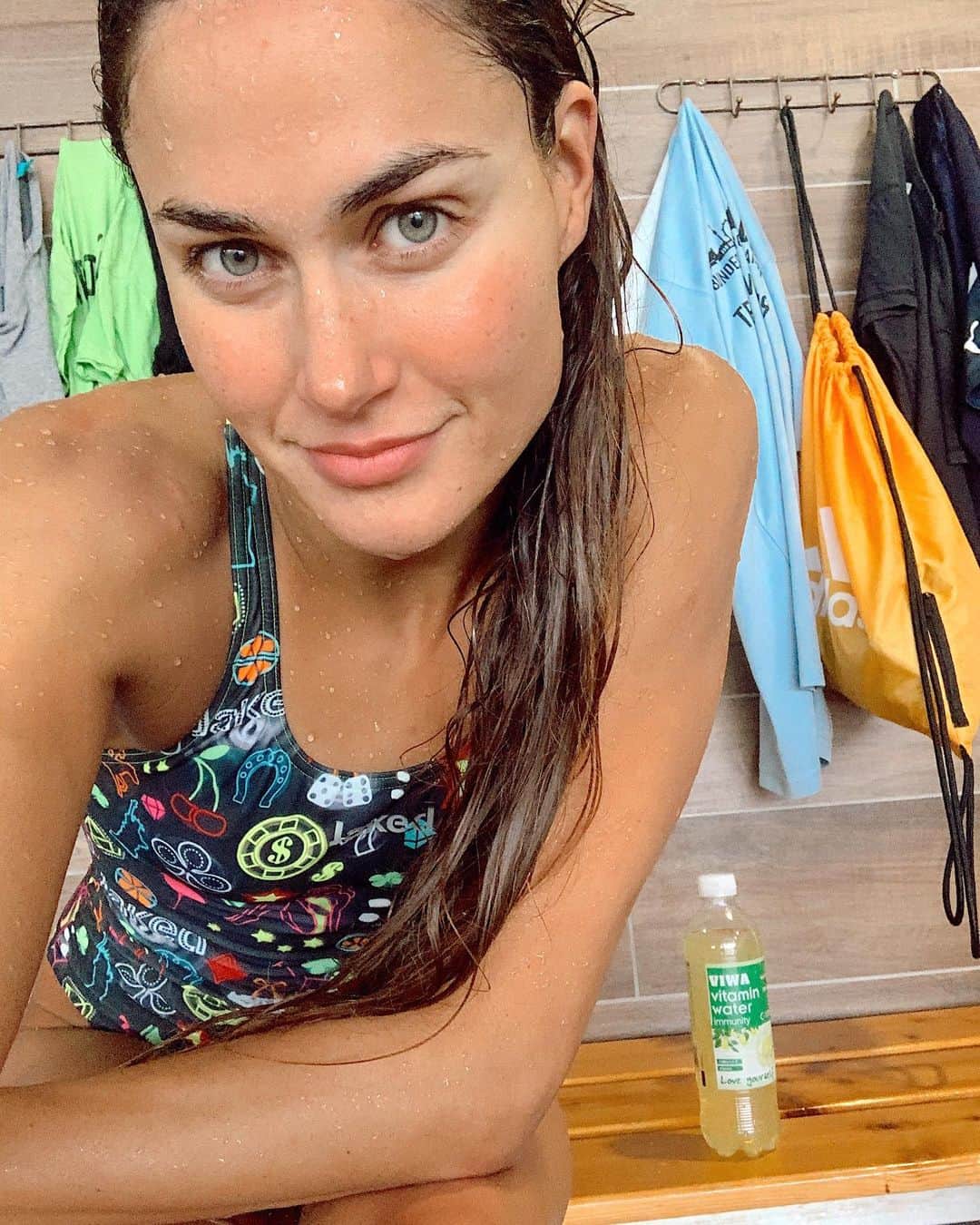 ズザンナ・ヤカボスのインスタグラム：「vitaminvitamin!! nyomjátok, vigyázzatok! 🤍  . . . . #healthylifestyle #gethealthy #viwa #viwavitaminwater #water #pooldeck #aftertraining #training #swimmer #swimming #getfit #getfitstayfit #fitness #yourbodyyourchoice」