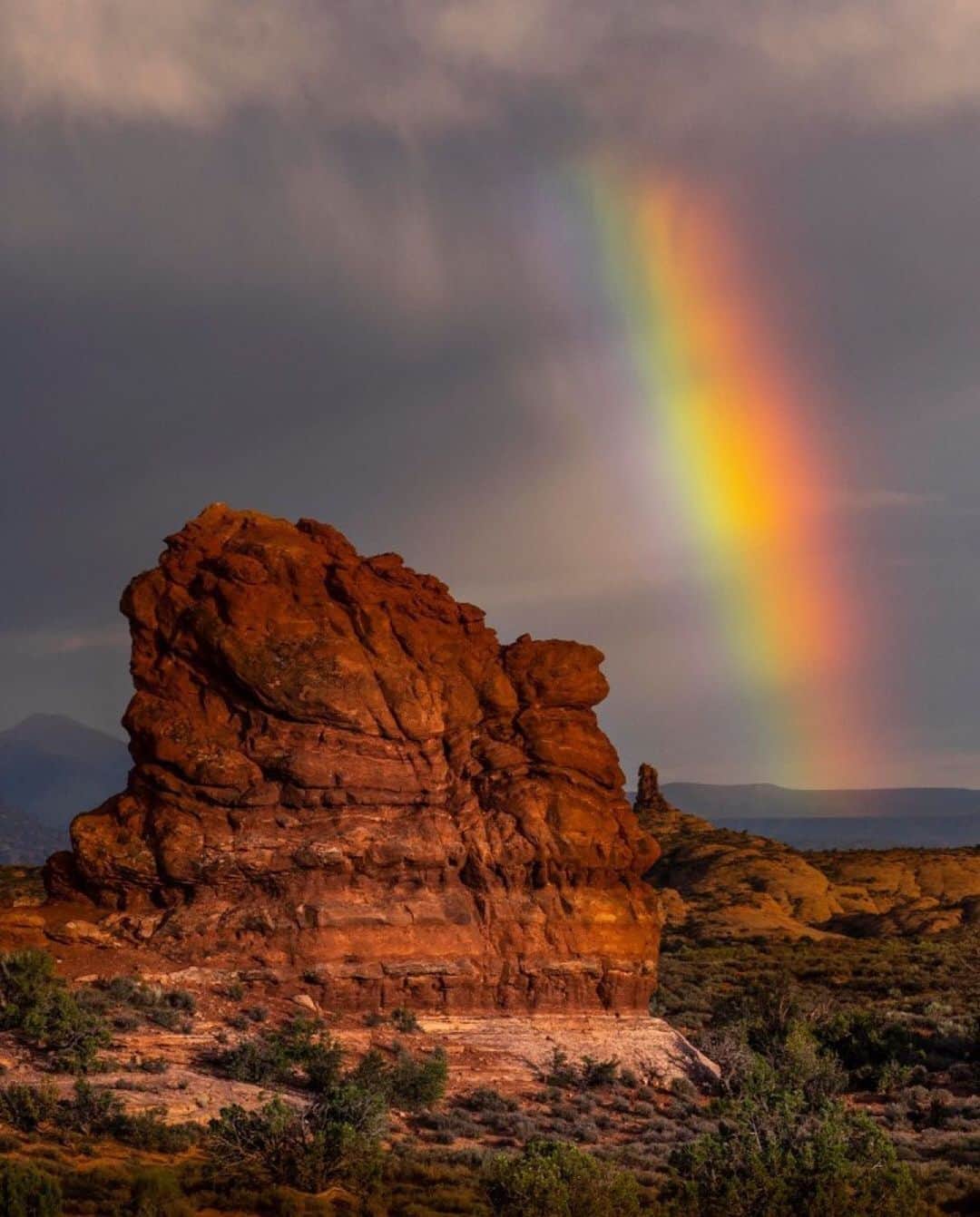 のインスタグラム：「Posted @withregram • @frankleeruggles Keep your chin up, friends.  Arches National Park, Utah  @archesnps #archesnationalpark @ricohusa  #utah #utahphotographer #visitutah #utahphotography #utahisrad #instaphoto #landscapephotography #nationalparkgeek  @nationalparkservice  #archesnationalpark #exploremore #picoftheday #photooftheday. #istagood #nofilter #igers  #arches @nationalparktrust @usinterior #earth_shotz  #NPGeekAmbassador #optoutside #nationalparkgeek  @natgeo #bpmag  #outdoorphotomag #nationalparks #rainbows #rainbow  #national_park_phototography #moabutah #moab #pentax645ambassador」