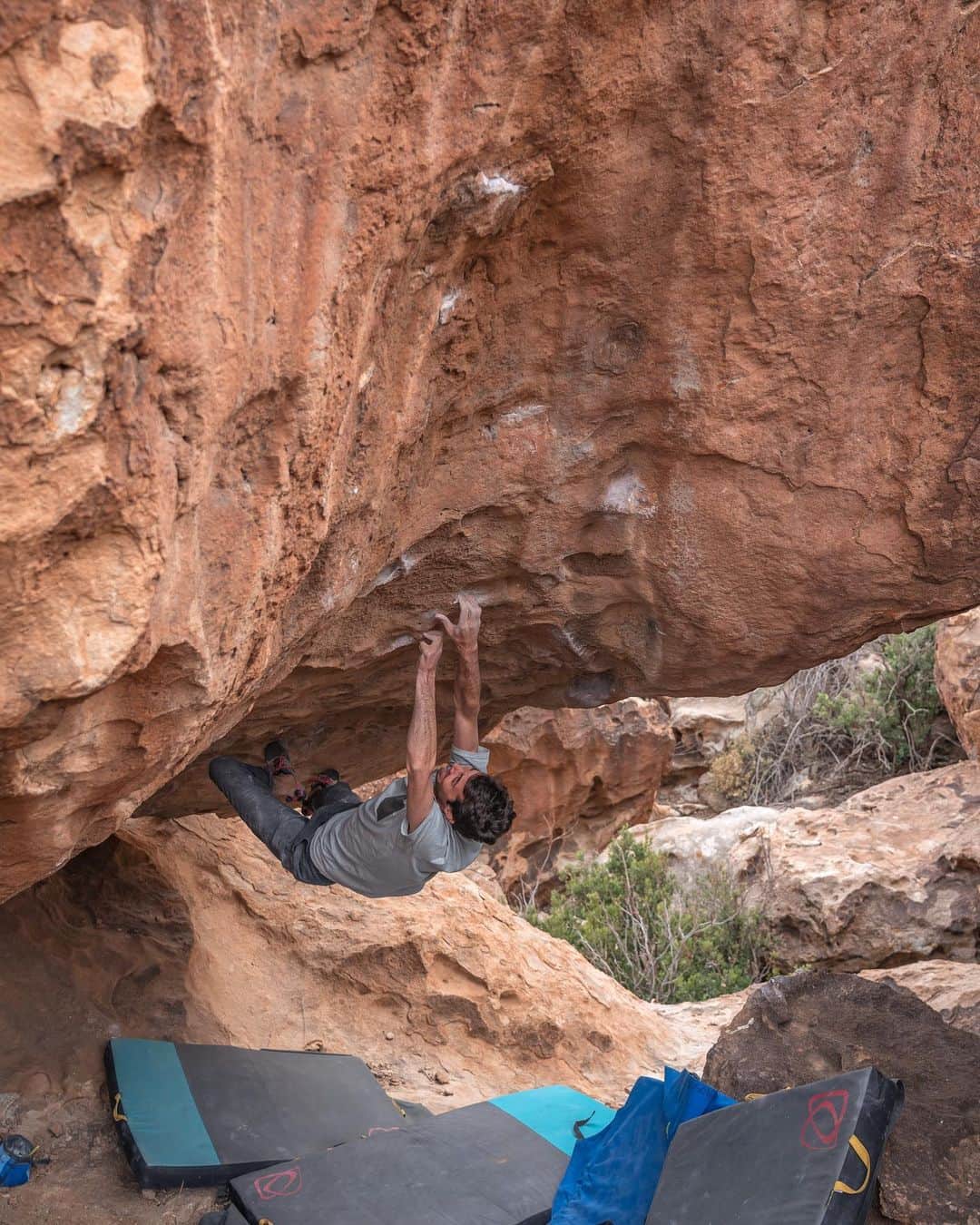 ポール・ロビンソンのインスタグラム：「Stuck at home!? New hueco video from my last trip there is live on my YouTube channel! Link is in the bio! Hopefully it will cure a little Corona quarantine boredom #bouldering photo: @westmountainmedia」