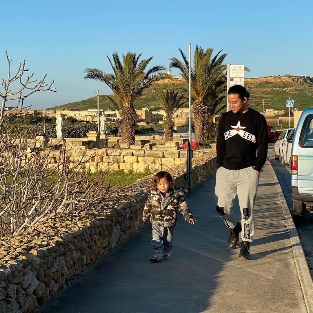 のインスタグラム：「🇲🇹🇲🇹🇲🇹🇲🇹🇲🇹🇲🇹🇲🇹🇲🇹🇲🇹🇲🇹🇲🇹﻿ コロナの影響もあり、次の国の行き先を変更。﻿ ﻿ キプロスの次は3ヶ月間、アメリカ（LAに2〜3週間、ハワイ2ヶ月ちょっと）の予定だったけど、ヨーロッパからアメリカには現在入国ができず、取っていた飛行機も変更の連絡があり、今後も日程が見えづらいことから、キャンセルして、アメリカを延期し、3ヶ月間、マルタ共和国に行くことにしました🇲🇹﻿ ﻿ そして、キプロスも4月25日までの予定が、5月18日まで住むことになりました。（ちょうど90日間）﻿ ﻿ マルタに3ヶ月間いた後、一旦家族全員で日本に戻り、半月くらいいた後、ハワイに行こうかと計画しています。﻿ ﻿ そして、おそらく年越しはパーマネントトラベラーを始めてから、初の南半球であるニュージーランド🇳🇿はどうかと話し合っています。﻿ ﻿ ニュージーランドでは赤いオーロラが見えるみたい。﻿ ﻿ 行ったことがない国に行くのはワクワクします🔥﻿ ﻿ 去年の年越しはマルタだったんですが、写真はその時に撮ったもの🤳﻿ ﻿ #パーマネントトラベラー #旅育児 #長男 #ヨーロッパ #マルタ共和国 #マルタ #Malta #ryomatokyo #lifeisjourney #人生は旅だ #アメリカ #ハワイ #ニュージーランド #行き先変更」