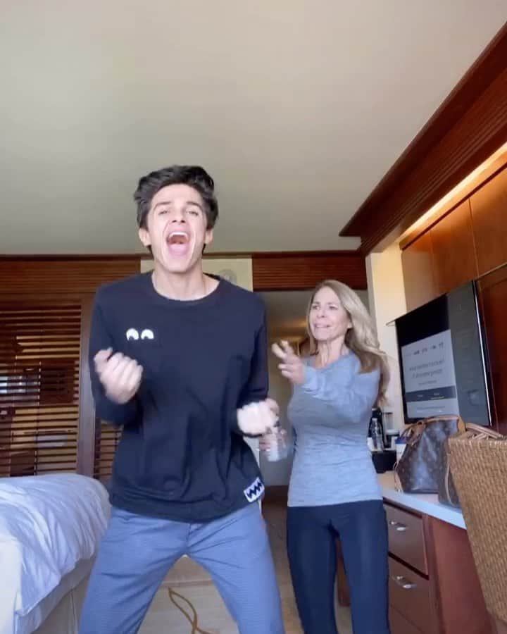 Brent Riveraのインスタグラム：「This is why my family can’t do tik tok @lexibrookerivera」