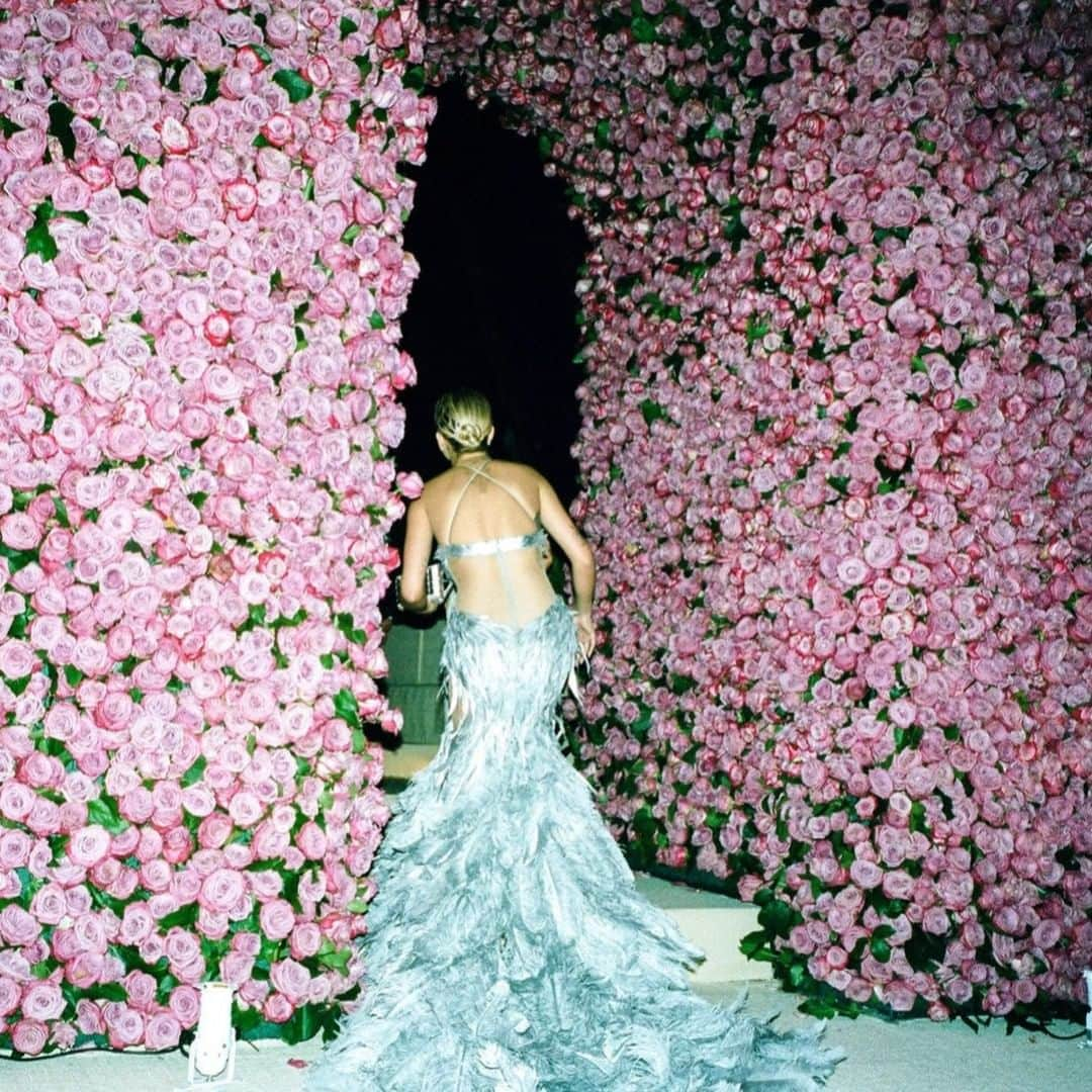 Vogueさんのインスタグラム写真 - (VogueInstagram)「BREAKING: The annual #MetGala, scheduled to take place on May 4, has been postponed indefinitely. Tap the link in our bio for more details as they develop. Photographed by @arnold_daniel」3月17日 4時51分 - voguemagazine