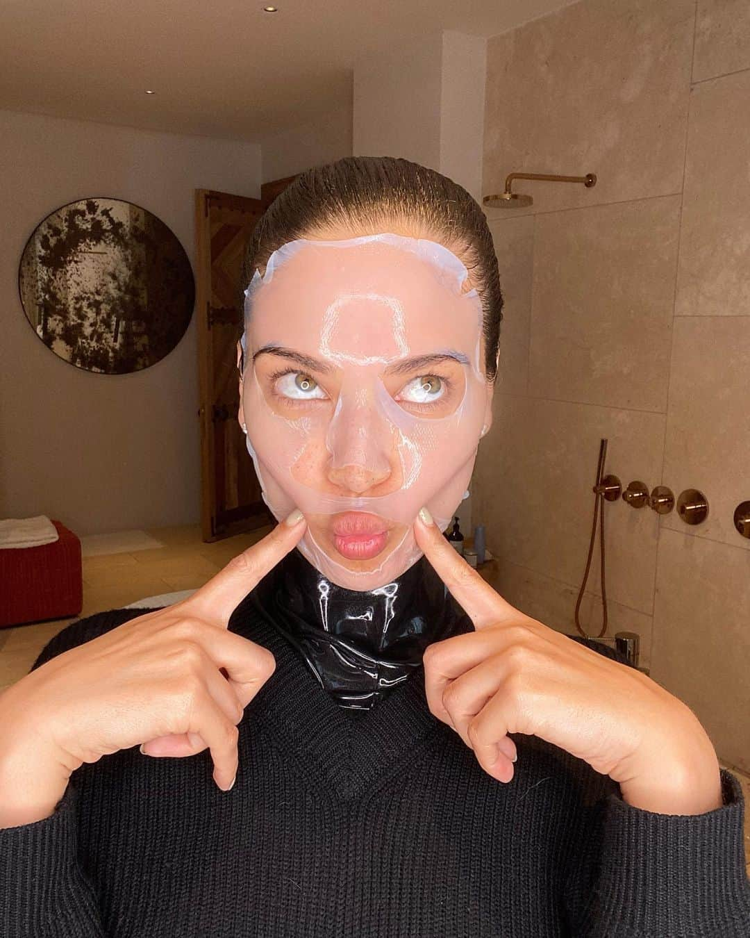 シャニーナ・シャイクさんのインスタグラム写真 - (シャニーナ・シャイクInstagram)「Mask Monday 🧖🏽‍♀️ ( face + neck)」3月17日 5時07分 - shaninamshaik