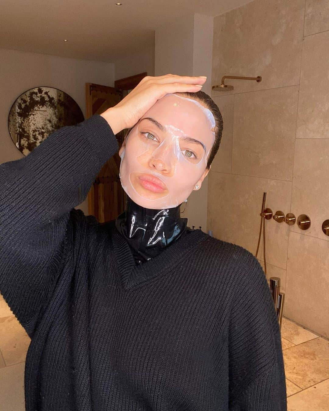 シャニーナ・シャイクさんのインスタグラム写真 - (シャニーナ・シャイクInstagram)「Mask Monday 🧖🏽‍♀️ ( face + neck)」3月17日 5時07分 - shaninamshaik