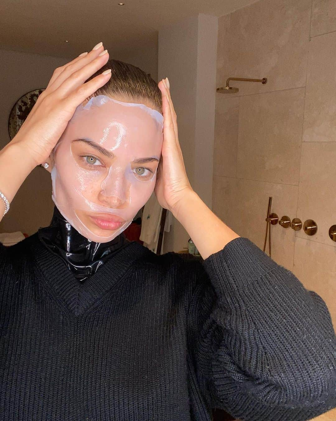 シャニーナ・シャイクさんのインスタグラム写真 - (シャニーナ・シャイクInstagram)「Mask Monday 🧖🏽‍♀️ ( face + neck)」3月17日 5時07分 - shaninamshaik