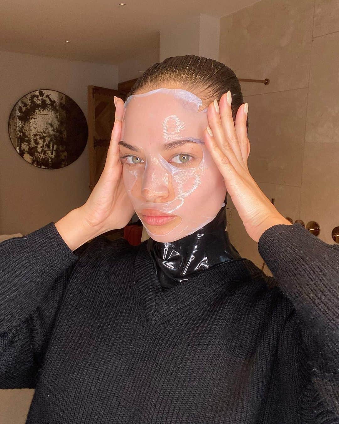 シャニーナ・シャイクのインスタグラム：「Mask Monday 🧖🏽‍♀️ ( face + neck)」