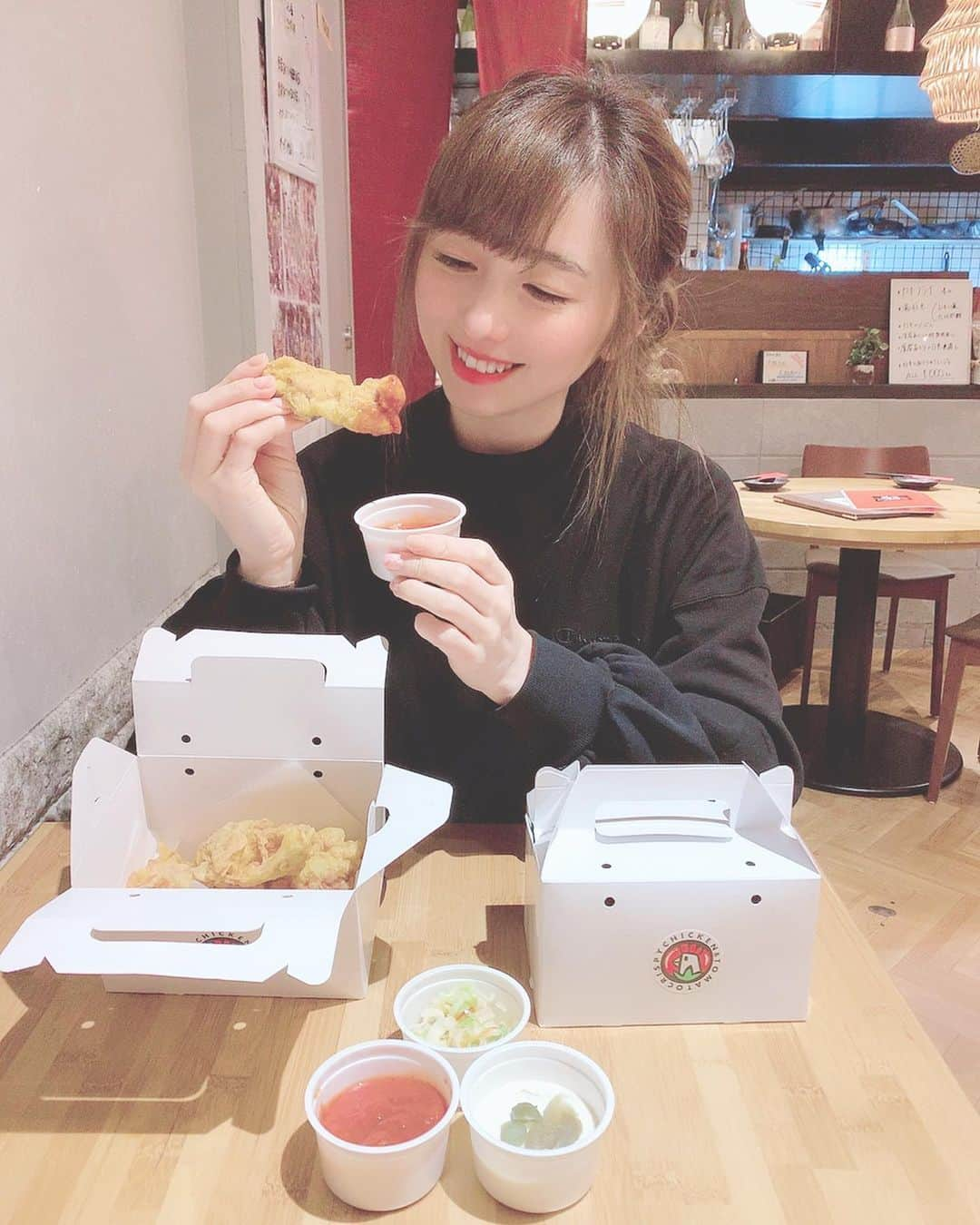 早川愛さんのインスタグラム写真 - (早川愛Instagram)「🍗🍅﻿ ﻿ yummy...😋😋😋﻿ ﻿ 韓国発のチキン屋さん﻿ @crispychicken_tomato ﻿ ﻿ サクッふわ〜で﻿ めっちゃおいしかったよー💛💛💛﻿ ﻿ ﻿ テイクアウトにしたのに﻿ 味見したらおいしくてとまらない...笑笑﻿ ﻿ ﻿ 私達はトマトとコチュマヨにしたんだけど﻿ ほんのりピリ辛のコチュマヨもトマトもどちらもおすすめ🤤﻿ ﻿ 衣は薄くてお肉ふっくらだから見た目よりボリュームもあってまんぷくさん😋﻿ 他の味もディップしたい🤤﻿ またたべたいです🤤﻿ 久しぶりの下北でしたが﻿ 王将のちょっと先あたりにありましたよ☺︎﻿ ﻿ ﻿ ﻿ ﻿ ﻿ #クリスピーチキンアンドトマト #CCT下北沢店 #韓国チキン #フライドチキン #クリスピーチキン #pr #コラボベース #CCT #下北沢 #下北沢グルメ #下北沢カフェ」3月17日 6時03分 - megumegu_1006