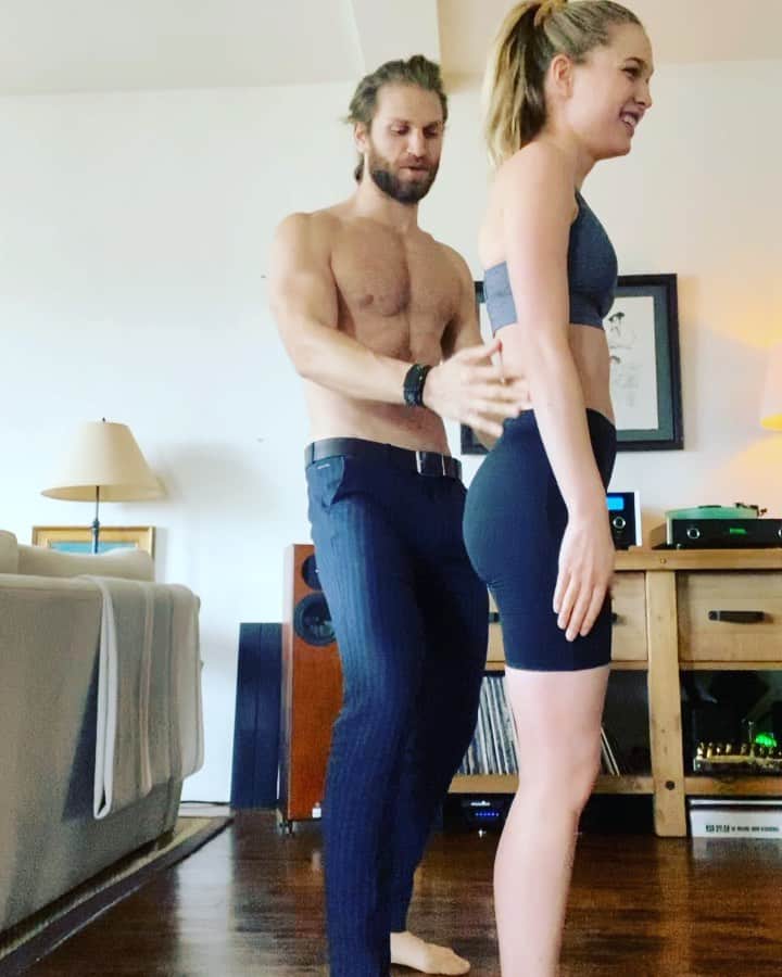 キーガン・アレンのインスタグラム：「I have officially done 20 @ali_collier curls today.  This is my new gym for the foreseeable future!! 😅  How about how she says “you got six last time” haha 😆」
