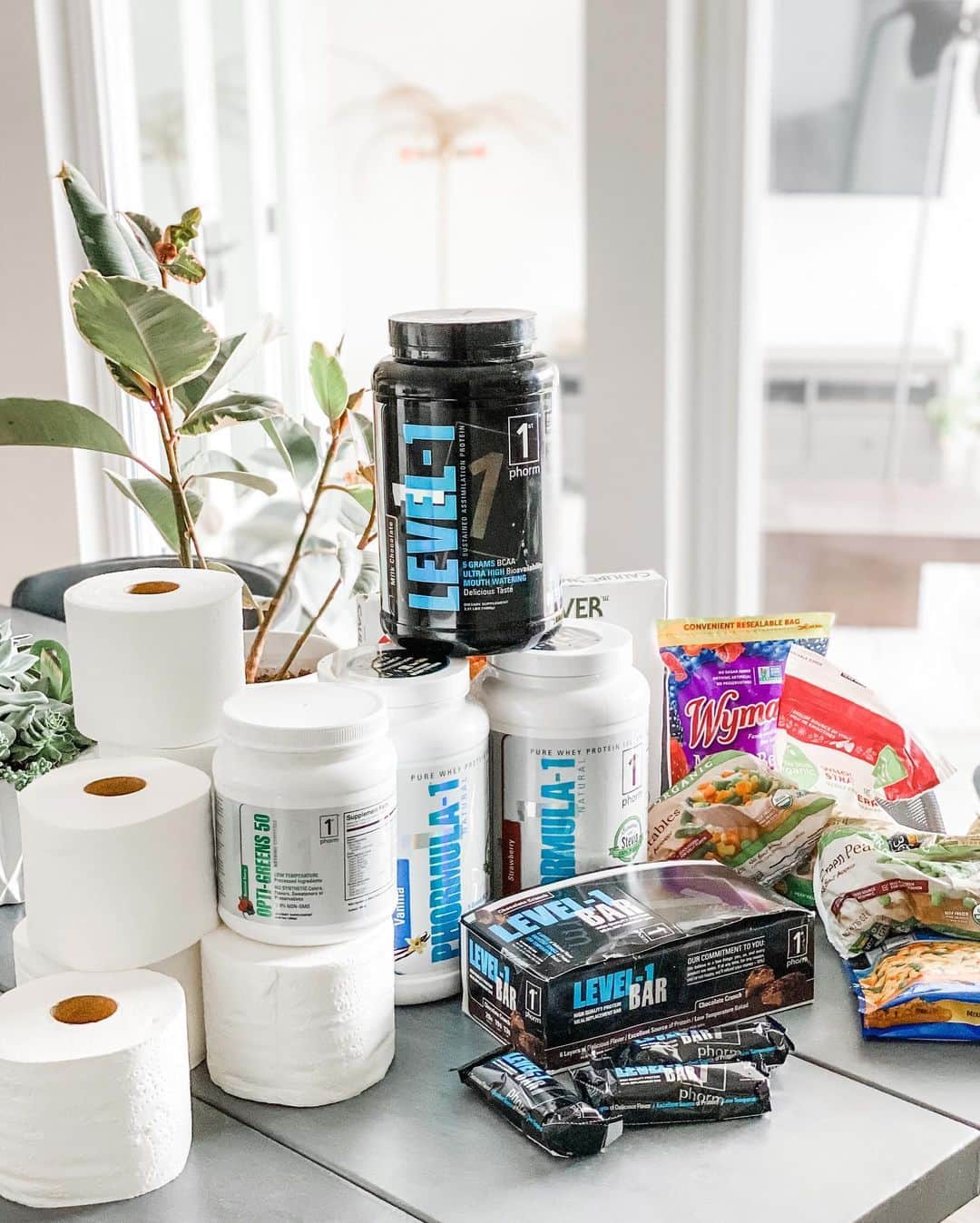 エミリー・シアーズさんのインスタグラム写真 - (エミリー・シアーズInstagram)「Here’s my #quarantine starter pack!🦠 @1stphorm proteins in Phormula 1 natural strawberry and vanilla, and Level 1 chocolate (on rotation) easy nutritious meal replacement - mix with long life milk or water.🥛 . @1stphorm opti-greens50 -full of immune boosting superfoods. 🥗 .  Frozen veggies! Managed to grab as many snap frozen veggies I could find at the supermarket, I’ve also got chicken, salmon and shrimp in the freezer. Grilling skewers and making stirfry etc. also have some frozen cauliflower crust pizzas! 🍕🧊🥦 .  @1stphorm Level-1 bars! We’ve all stocked up on snacks, but with all gyms now closed I’m glad I have some bars on hand that are WAY healthier than regular snacks! Plus taste better than regular chocolate bars! (Idk how they did it-but they did)🍫 . Toilet paper!!!! I managed to grab a few packets at CVS the other day! 🧻🧻🧻 . Frozen berries-for adding to smoothies! 🍓 . #1stPhorm Sherpa pullover-the warmest top in my closet because LA is cold af and raining right now! . LAST BUT NOT LEAST AND MOST IMPORTANT THING ON THE QUARANTINE LIST..... COMMUNITY SPIRIT AND A KIND ATTITUDE!!!! . Do you have elderly neighbors? Leave a note in their mailbox offering to pick things up if they need them. .  Have friends with asthma or auto immunity conditions, or anxiety and depression? Ask if they need anything, play online games with them, call them!! . Be extra courteous to delivery drivers and grocery store employees. . Stay inside as much as you can, think of others, stay vigilant with hygiene and stay thankful that this is all temporary. . There’s plenty of people on Earth who have been fighting famine, war and much harder circumstances than this. We are BLESSED! Stay grateful, safe and healthy! . #iam1stphorm #1stphorm #coronavirus #socialdistancing #corona」3月17日 6時16分 - emilysears