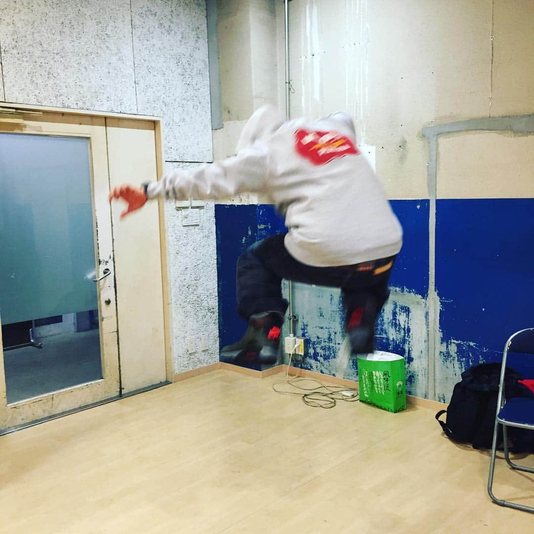 大地洋輔さんのインスタグラム写真 - (大地洋輔Instagram)「Air Ollieカマしました。 パーカーはunknown。パンツはラファイエット。  #ダイノジ #skate #Ollie #airOllie #unknown  #unknownjp  #lafayette  #nike 」1月26日 3時10分 - dienoji_ohchi