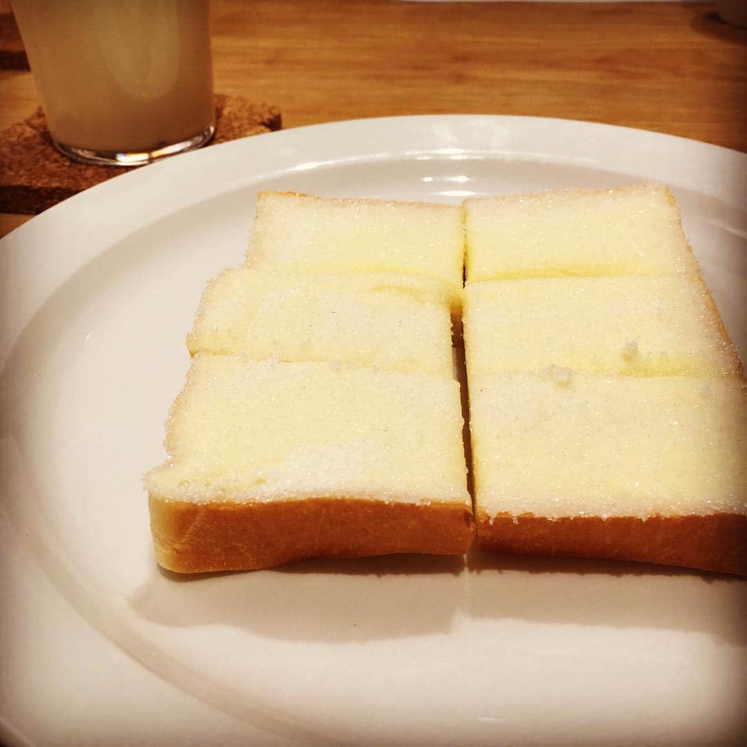 志摩有子さんのインスタグラム写真 - (志摩有子Instagram)「長い打ち合わせをセントルザベーカリーで。ふわふわの角食をエシレバターとお砂糖で。見た目は超地味でも驚愕の美味しさ。  #角食 #シュガーバター #食べる低反発枕  #早めのランチの意味なし  #でも食べずにはいられない #それでもパンは行列しないと買えない」1月22日 13時58分 - ariko418