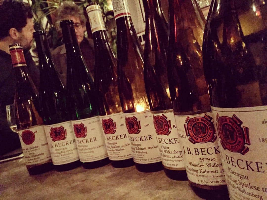 Monday満ちるさんのインスタグラム写真 - (Monday満ちるInstagram)「This vertical tasting of J.B. Becker Rieslings (oldest was 1971!!) completely changed my barely-existent perspective of Rieslings, let alone white wines in general -- super impressive in its complexities and layers of taste.  Thank you @soilpimp for this palette awakening experience!  And respect to @vinegarhillhouse for a well paired menu -- everything was tops! #wine #winenight #wineeducation #riesling #rieslingstudy #vinegarhill #vinegarhillhouse #winetasting #wines #verticaltasting #jbbecker #rebelwine #german #germanwine #converted」1月22日 20時54分 - mondaymichiru