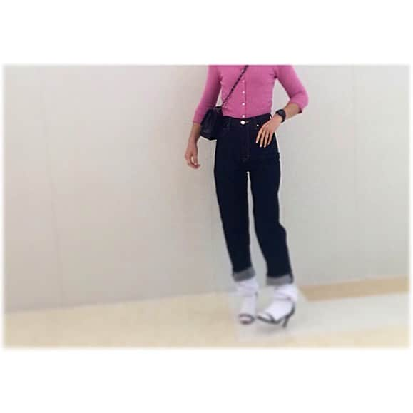 teeemu017のインスタグラム：「#today's#coordinate  #today's#coordinate  ハイウエストデニムで野暮った風が本当の野暮になった、、 #勿論コートは着てます #屋内が暑いだけ  長かった一週間がやっと終わった。 そして連休♡♡ #ootd#outfit#fashion#code#ファッション#コーデ#コーディネート#シンプル#ママコーデ#ママファッション#プチプラ#着回し#着回しコーデ#ヘビロテ#ハイウエストデニム#blackbymoussy#KONA#リジッドデニム」