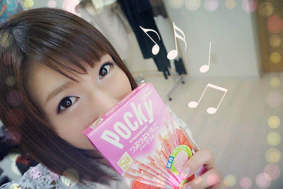 星野ナミのインスタグラム：「苺味のポッキーでエナジー補給🍓✨残りの撮影も全力で頑張ります！！ #新作 #ポッキー  #🍓  #撮影 #ルンルン 」