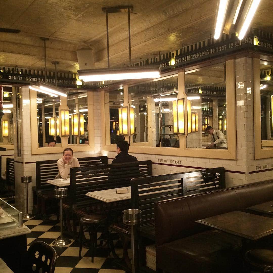 桐島かれんさんのインスタグラム写真 - (桐島かれんInstagram)「もうすぐ朝８時。まだ暗い街の中、カフェの灯りは温かい。#パリ #カフェ」1月23日 15時51分 - houseoflotuskaren
