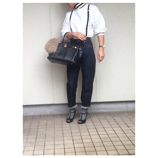 teeemu017のインスタグラム：「#today's#coordinate  寒過ぎるけど急いで出掛けてきます。  #コート何着ようかな  #写真は撮ってもらったけどアウター決まってない  #ootd#outfit#fashion#code#ファッション#コーデ#コーディネート#シンプル#ママコーデ#ママファッション#プチプラ#着回し#着回しコーデ#ヘビロテ#ボーダー#muji#メンズスウェット#ハイウエストデニム#blackbymoussy#KONA#バーキン#リブニットとスウェットのダブルin #腹巻効果でポッカポカ#寒いけどがんばって1首見せます  #今夜はキムチ鍋と筑前煮#すごい組み合わせ」