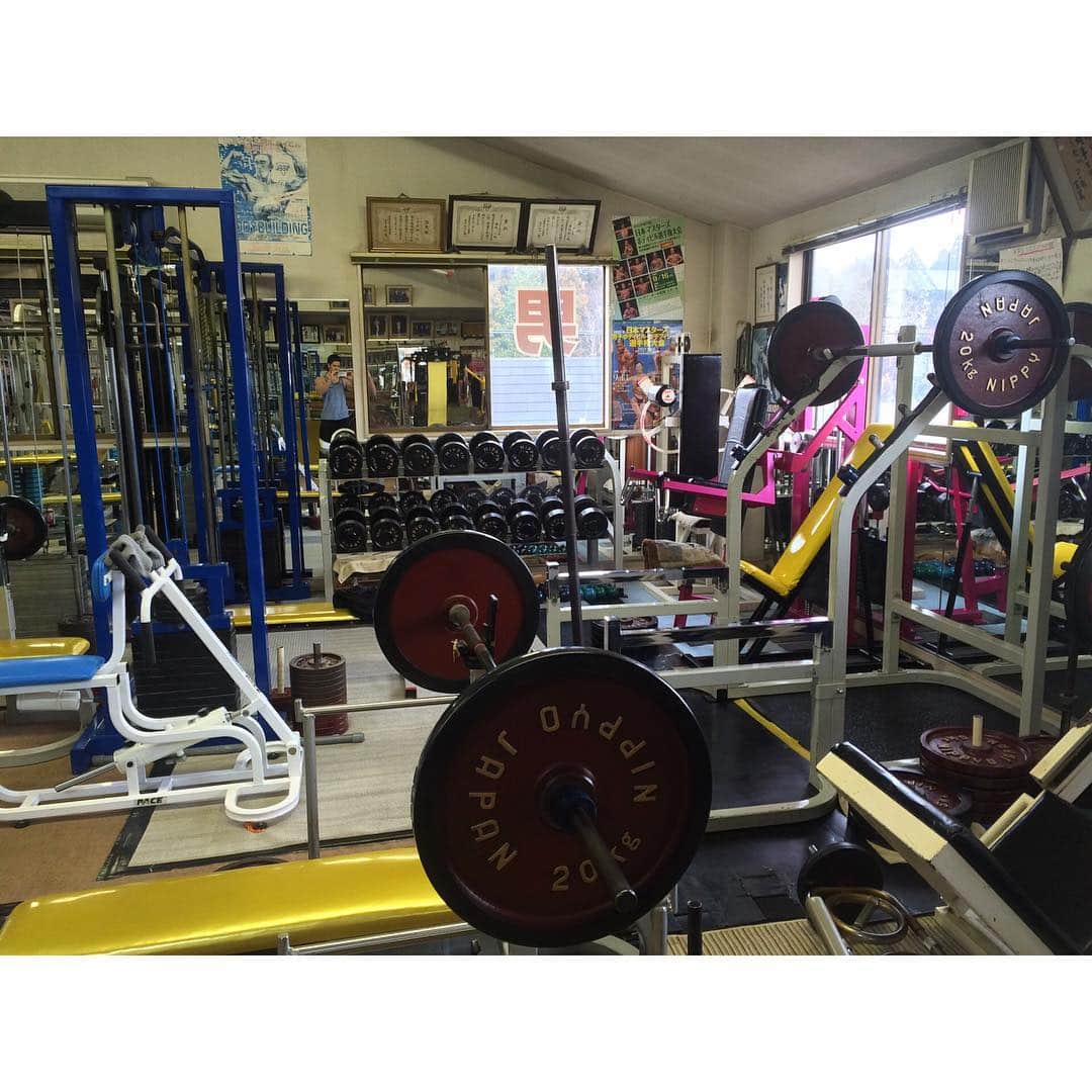 Kanekin Fitnessさんのインスタグラム写真 - (Kanekin FitnessInstagram)「今日はここ。ヒーロートレーニングジム。めっちゃオールドスクール😁#筋肉 #筋トレ #背中トレ #ジム #ヒーロートレーニングジム #oldschool #gym #backday #workout #mensphysique 」1月23日 17時41分 - kanekinfitness