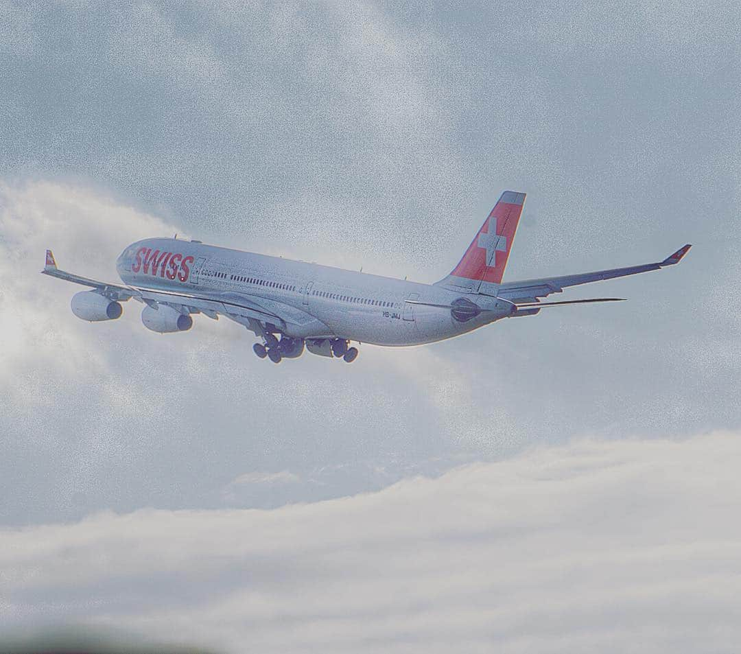 スイス航空のインスタグラム：「Spread your wings and FLY!!! 😍  #ZRH #ZurichAirport #Airbus340 #FlySwiss #Swiss」