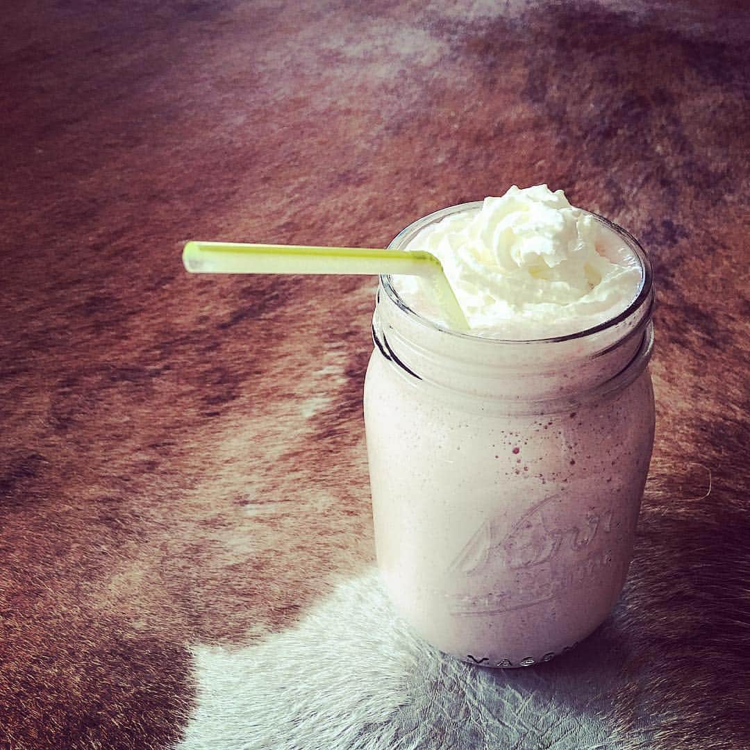 Myeのインスタグラム：「休日のおうちスムージー 幸せっ❤︎  #smoothie #masonjar #sundayfunday」