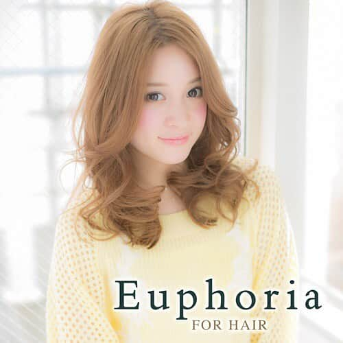 美容室、美容院 Euphoria ユーフォリアのインスタグラム：「Euphoria【ユーフォリア】SHIBUYA 渋谷駅徒歩1分 東京都渋谷区宇田川町26-5 育真プラザ3F TEL:03-6415-3933 http://www.euphoria.jp/u/ 担当スタイリスト：愛 大人かわいいエアリーミディ。 適度なグラマラス感セミウェットをプラスしたナチュセミディ。 ベージュカラーハイトーンダブルカラーも☆ センターパート甘めバングに似合わせカット。 耳かけセミディルーズでフェミニン無造作に伸ばしかけでも簡単スタイリング☆ #美容室 #美容院 #ヘアサロン #hairsalon #ヘアスタイル #hairstyle #髪型 #ヘアカタログ #haircatalog #渋谷美容室 #渋谷美容院 #ブラウン #ベージュ #セミロング #モテ愛され #カット #パーマ #カラー #Euphoria #ユーフォリアSHIBUYA クーポンはこちら⇒http://www.euphoria.jp/u/campaign/」