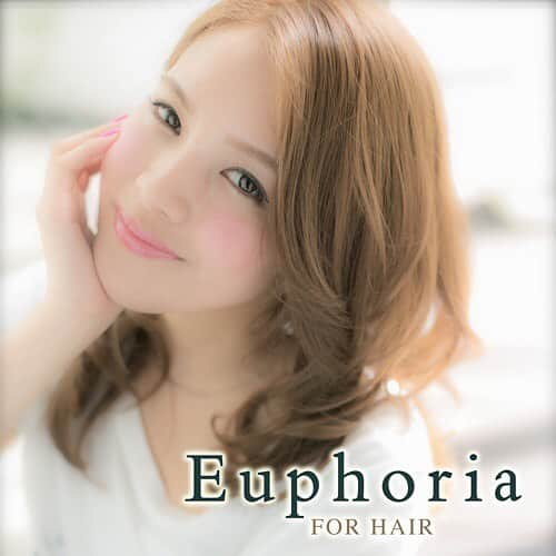 美容室、美容院 Euphoria ユーフォリアのインスタグラム：「Euphoria【ユーフォリア】SHIBUYA GRANDE 各線渋谷駅ハチ公口より徒歩20秒 東京都渋谷区宇田川町22-2 西村フルーツパーラー4F TEL:03-3496-5377 http://www.euphoria.jp/ug/ 担当スタイリスト：宮川　好江 小顔になれるふんわりミディ。 耳かけして抜け感を。鎖骨の長さでもバランス◎ 雰囲気にあわせて似合わせカットします。 簡単スタイリングでふわっと可愛く。 #美容室 #美容院 #ヘアサロン #hairsalon #ヘアスタイル #hairstyle #髪型 #ヘアカタログ #haircatalog #渋谷美容室 #渋谷美容院 #アッシュ #ブラック #ミディアム #モテ愛され #カット #パーマ #カラー #Euphoria #ユーフォリア渋谷グランデ クーポンはこちら⇒http://www.euphoria.jp/ug/campaign/」