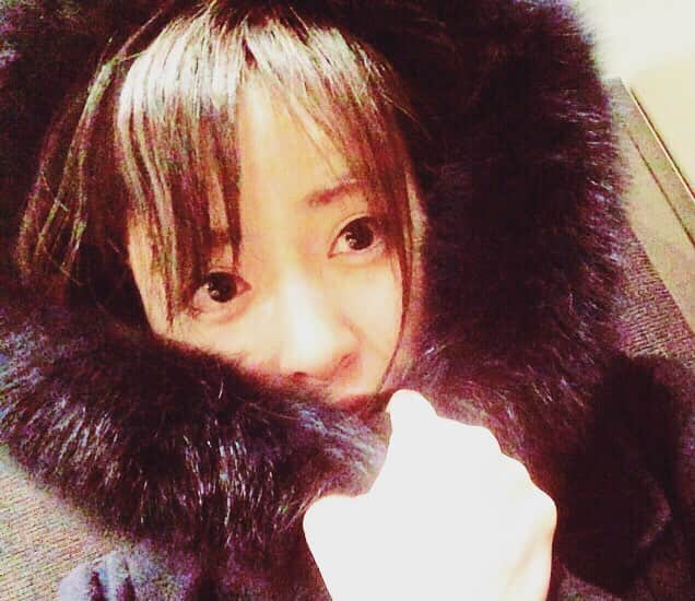 泉里香さんのインスタグラム写真 - (泉里香Instagram)「☃☃☃☃☃ 寒すぎじゃあありません？ ガクガクブルブル止まりまらないんですが‥❄️ きょうはとっても嬉しくて、 とっても新しいことが沢山で とっても心は暖かくなりました♨︎ 皆さん風邪ひかないように あったかくしてくださいね♡ ☃☃☃☃☃☃☃☃☃ #寒い#冬#雪#寒すぎやって #カイロ#７個#使用中 #笑 #noela#coat」1月24日 20時16分 - rika_izumi_