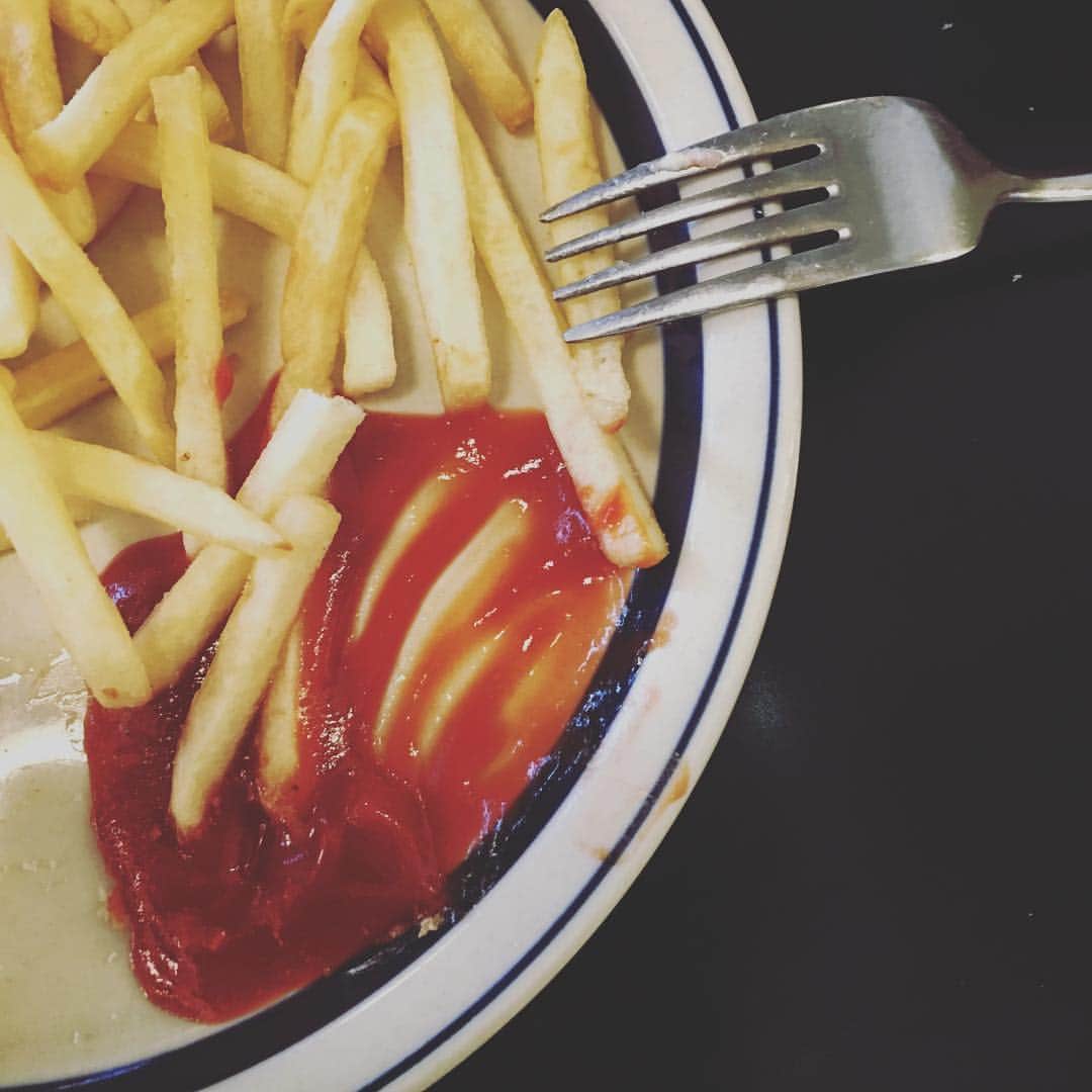 Myeのインスタグラム：「朝スムージーにした意味がない。笑  #friedpotatoes #junkfood #ilovejunkfood #sundayfunday #instafood」