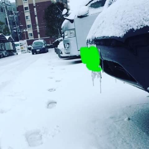 のインスタグラム：「ツララララ〜！ 寒すぎでしょ。 #さすがに電車通勤 #2回滑ッタ #おばさん笑ってた #恥ずかしすぎる。」