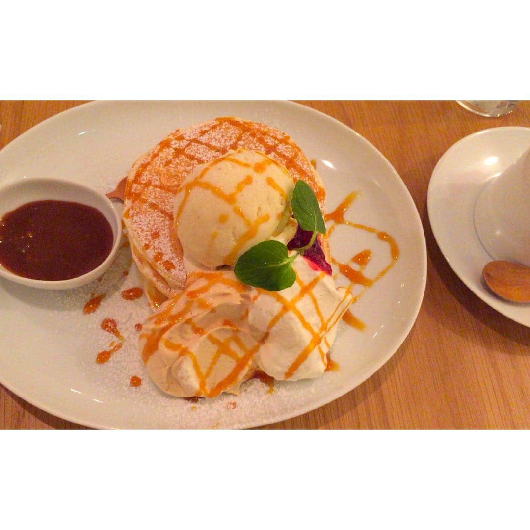 花田浩菜さんのインスタグラム写真 - (花田浩菜Instagram)「💓🍴🙈 . . #美味 #好きなもの全部乗せ #パンケーキ #キャラメルパンケーキ #表参道 #ウズナオムオム #yummy #pancake #instafood #happy #happydays」1月25日 16時10分 - hanadahirona
