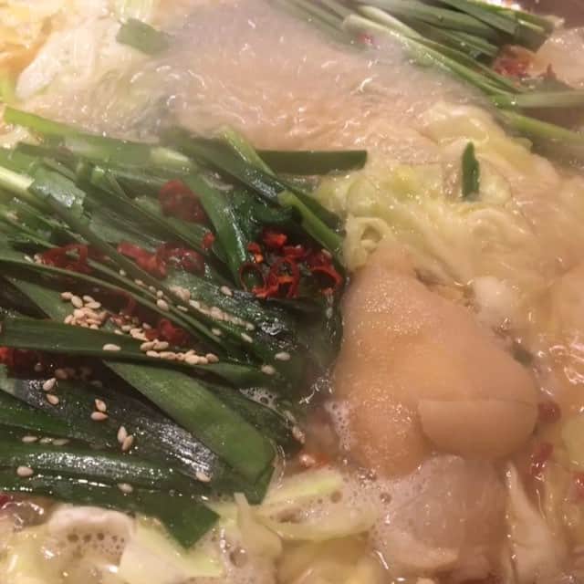 村井麻友美のインスタグラム：「博多でとん足鍋。  #とん足鍋#にほん晴れ#博多」