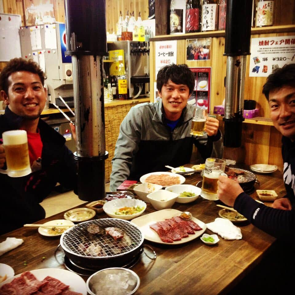 岩嵜翔さんのインスタグラム写真 - (岩嵜翔Instagram)「自主トレ終了‼︎締めは焼肉で^ ^ てか明日福岡帰れるんかいな… #自主トレ#打ち上げ#福岡#雪凄いらしい」1月25日 20時57分 - iwasho17