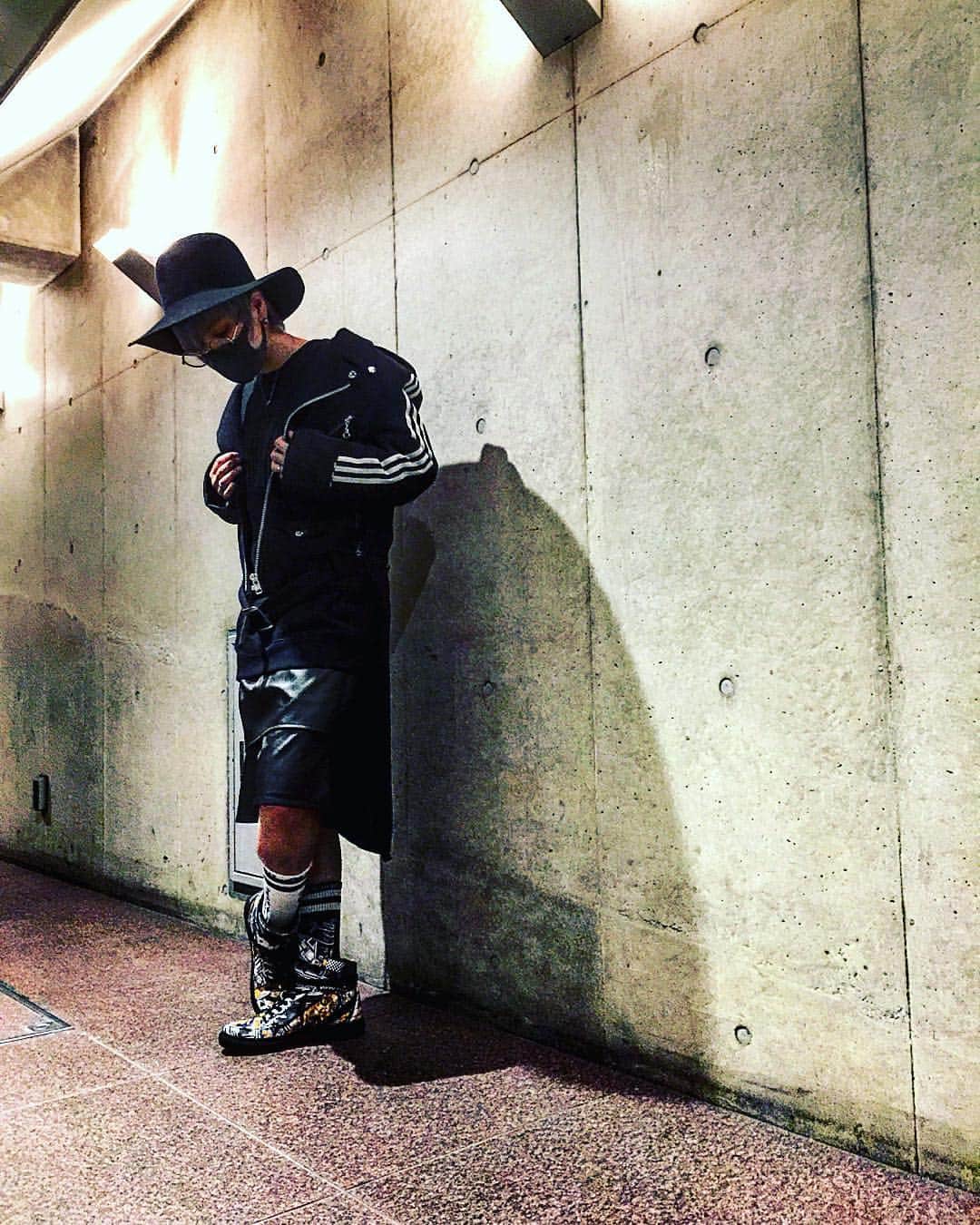 ZYUN.さんのインスタグラム写真 - (ZYUN.Instagram)「Keep your chin up, someday there will be happiness again.  #ootd #song #love #myster #adidas #jeremy #loveless #xix #lovest #joyrich #guildprime #versus #versace #pinzoro #with #goodb #fashion #black」1月25日 21時04分 - junxix._lovest