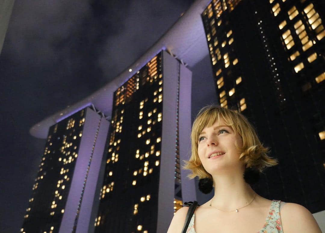 Ella Freyaのインスタグラム：「Happy new year everyone ✨ I left Singapore and arrived back in NL. Had to celebrate newyear on the plane.. But it was worth it. Had an amazing time #marinabay #marinabaysands #sg #tb #happynewyear #2016」