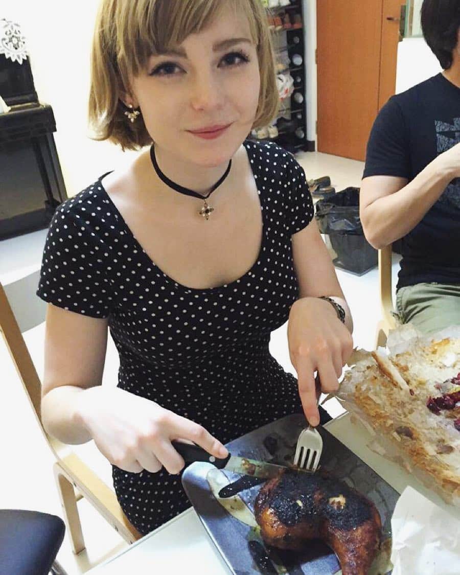 Ella Freyaのインスタグラム：「Yay for (slightly burned but still good) chicken #tb」
