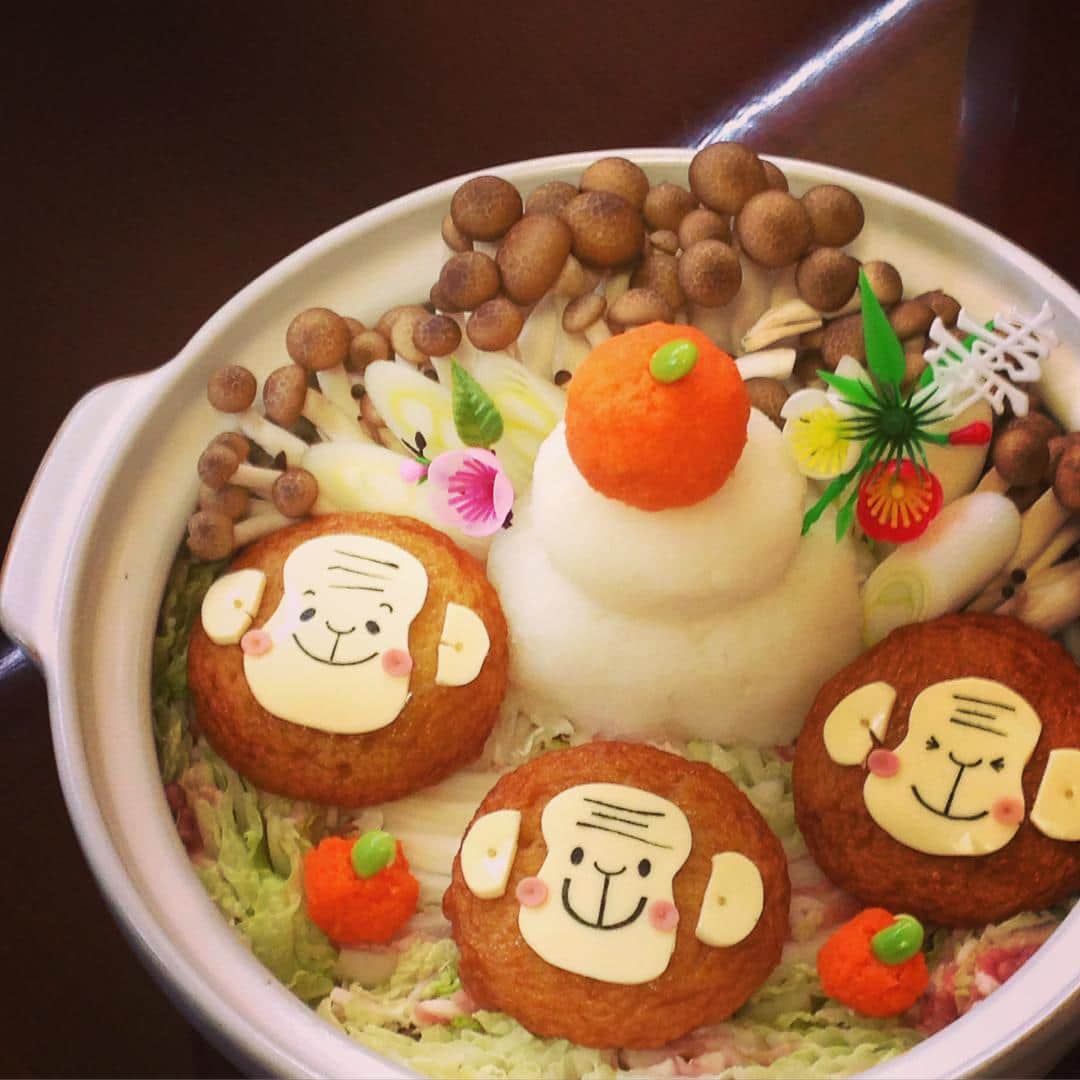 ザッキー☆さんのインスタグラム写真 - (ザッキー☆Instagram)「正月デコ鍋  今年はさつま揚げでおさるさんを作りました〜ヽ(≧▽≦)ﾉ  親戚の集まりでみんなでワイワイやってまーす！  #キャラ弁#お弁当#お正月キャラ#キャラ弁当#foodart#kyaraben#lunch#lunchbox#charaben#kawaiifood#obento#稲荷#japan#love##動物#さる#猿#申#鍋#親戚大集合#デコ鍋」1月2日 14時03分 - kazuyo_yamazaki