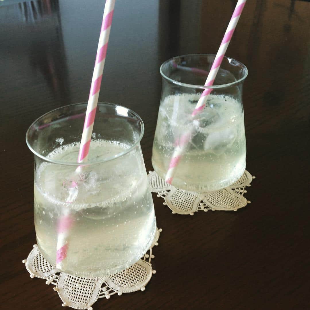 のインスタグラム：「おばちゃまのシュワシュワが飲みたいというガールズのリクエストにお応えしてレモンスカッシュ。 甘みはアガベシロップ、ペリエで割って🍋🍋 #レモンスカッシュ #ピンクのストロー」