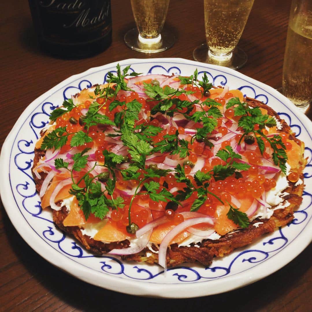 のインスタグラム：「インスタを見た大学生からリクエストされていたハッシュドブラウンポテトのサーモンのせ。サワークリームにさらし玉ねぎ、いくら、セルフィーユ。お正月らしくシャンパンでいただきます。 #お正月 #晩ごはん #スモークサーモン #ハッシュドブラウンポテト」