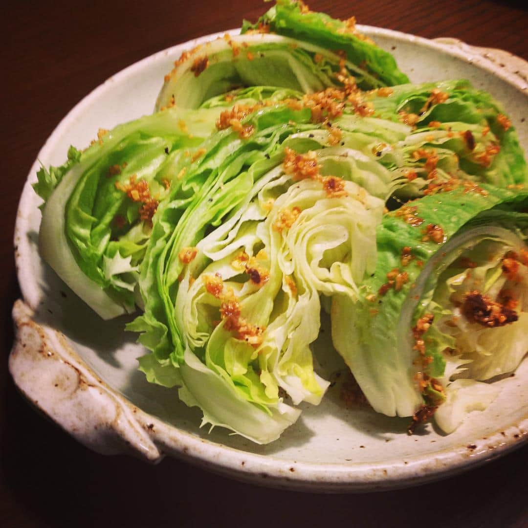 のインスタグラム：「明けて2日ですでに生野菜を欲して、パリパリレタスのアンチョビガーリックドレッシング。 #サラダ #レタス #ガーリック #アンチョビ #わしわし食す #ひと玉ペロリ」