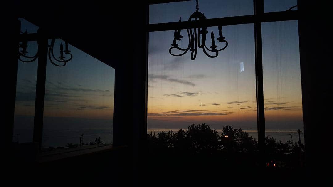 カン・ミニョクさんのインスタグラム写真 - (カン・ミニョクInstagram)「Sunrise.  #프롬게스트하우스 #아침 #sunrise」1月3日 9時34分 - mr_kanggun