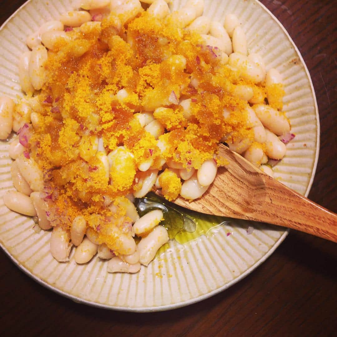 のインスタグラム：「パントリーより、白いんげん豆をシンプルに茹でてカラスミとオリーブオイルで。少量のニンニクと紫玉ねぎをアクセントに。 #白インゲン豆 #カラスミ #メゼババ風 #抱えて食べたい」