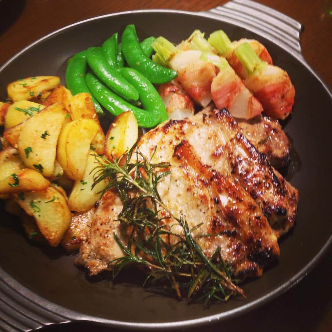 のインスタグラム：「ドーンとお肉。大晦日からレモン汁＋ニンニク＋ローズマリー＋オリーブオイルでマリネしておいた豚ロースをグリル。付け合わせは生ハムの端巻きかぶ、スナップエンドウ、アンチョビポテト。 #豚ロース #グリル #一点ボリューム主義 #大学生にはやっぱりお肉 #腹ぱん」