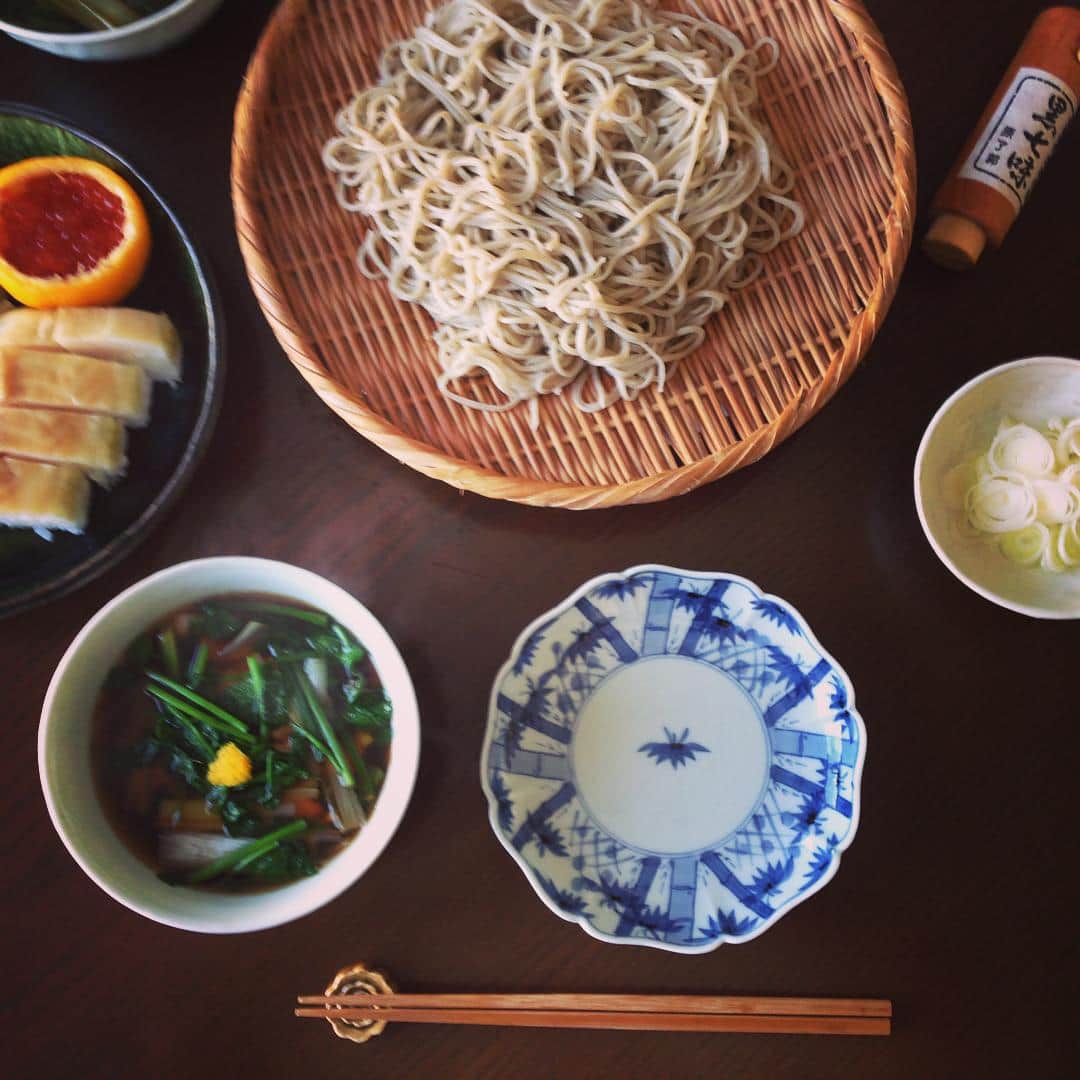 のインスタグラム：「昨日の晩はがっつりだったので、お昼は年越し蕎麦の残りで鶏南蛮つけせいろ。残った芹も加えた。箱根駅伝復路も終盤。完全優勝まであと少し！ #お正月 #昼ごはん #蕎麦 #箱根駅伝 #完全優勝」