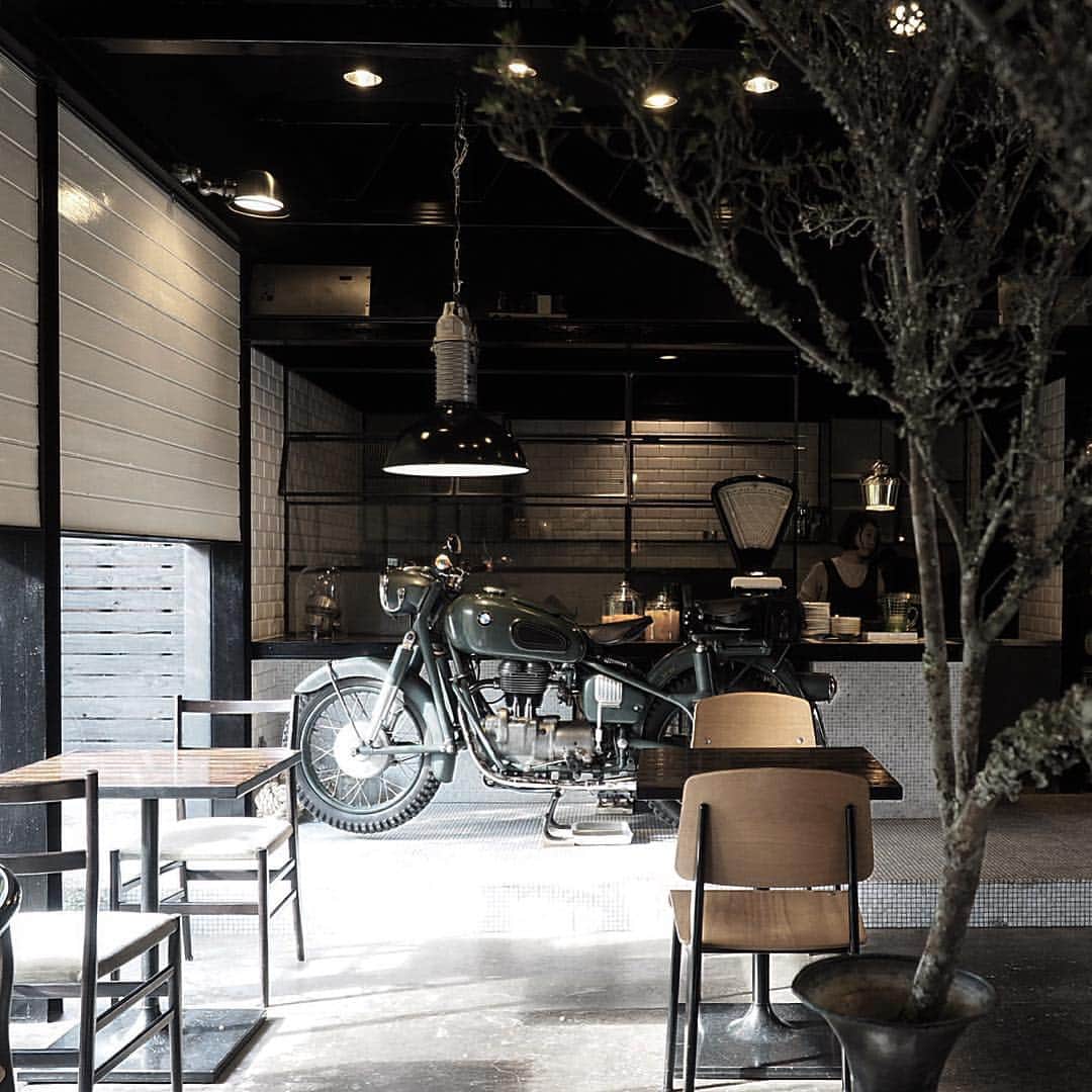 Tomohide Furuyaさんのインスタグラム写真 - (Tomohide FuruyaInstagram)「”年始の豊橋トリップ . . 豊川稲荷への初詣。 の前にPHONONさんへ。 . やはりの素敵な空間に年始早々ワクワクです。 . . #PHONON #cafe #interior #bmw #toyohashi #coffee #Design #フォノン #カフェ #豊橋 #インテリア #暮らし #life」1月3日 13時52分 - ikko_tasworksinc