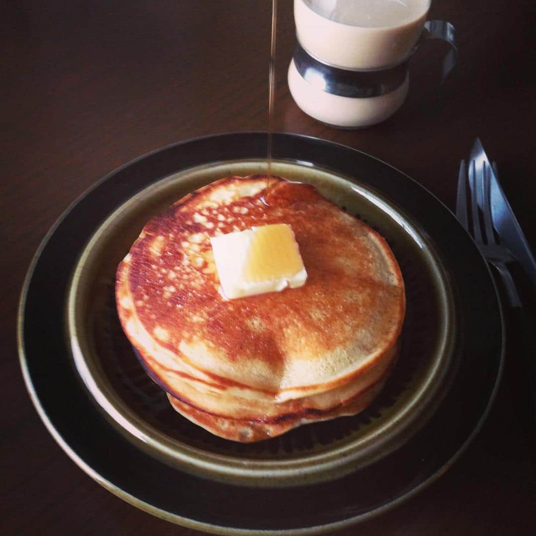 のインスタグラム：「APOCのパンケーキミックスでパンケーキ始め。ミニスキレットで小ぶりに焼いた。合いの手はアイスミルクコーヒー。 #パンケーキ #パンケーキ部 #パンケーキ始め #三枚重ね #APOC #パンケーキミックス #バターミルク #おやつ #誰が焼いても美味しく焼ける」